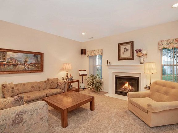 5th image of 469 Hampton Ct
