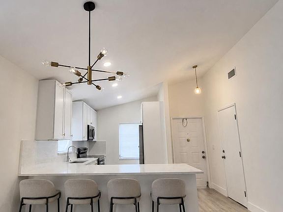 4th image of 8101 Sweetbriar Way