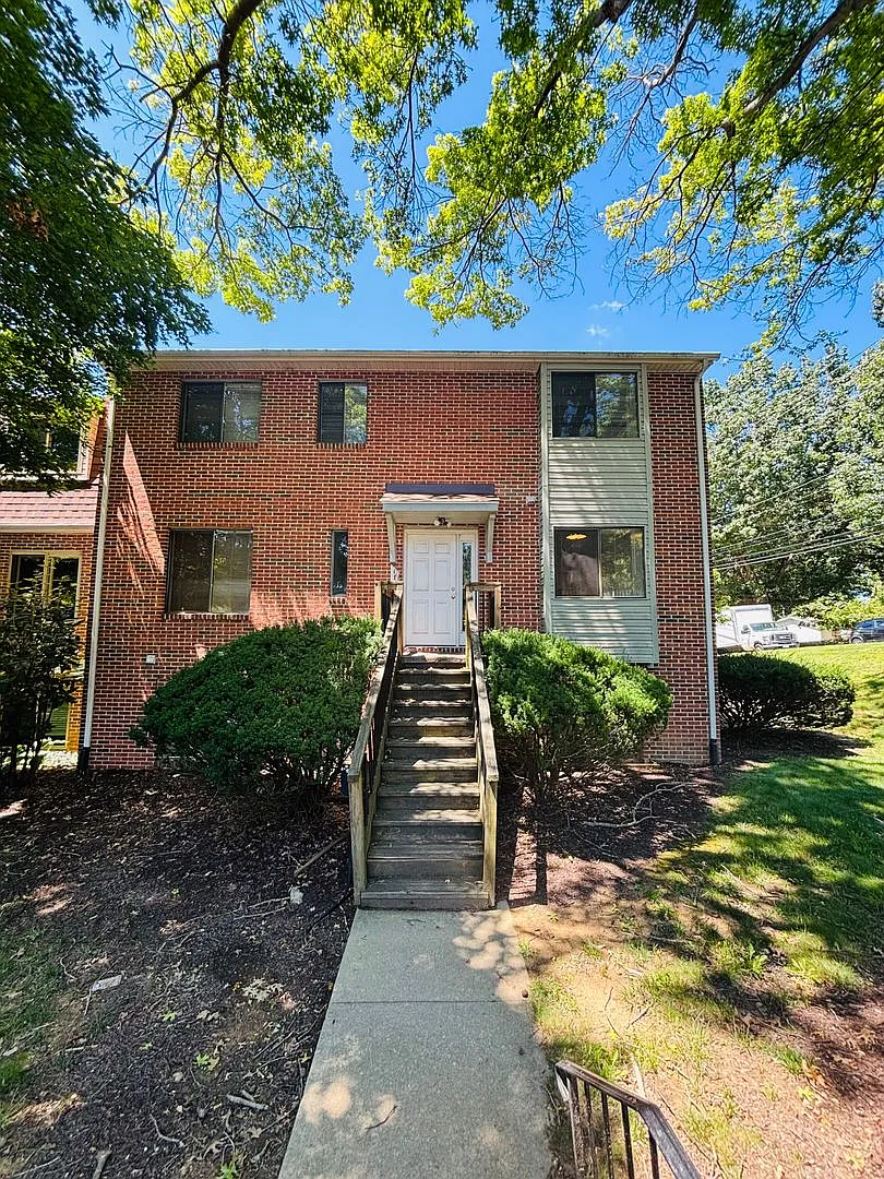 3 Bedroom 2 Bath Townhouse — Photo 2