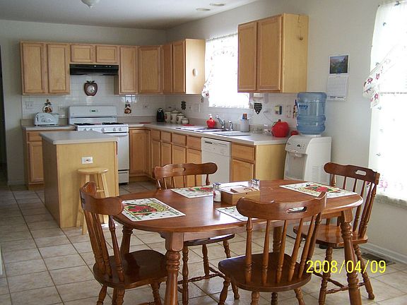 Large Eat In Kitchen w/ceramic tile & island