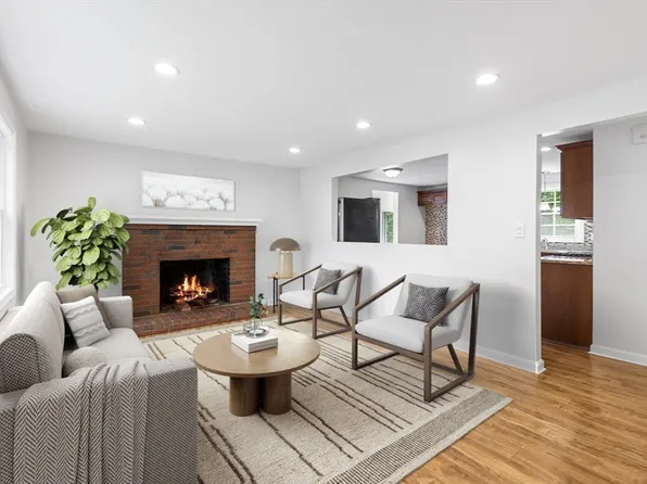 104 Chestnut Rd, Tyngsboro, MA 01879