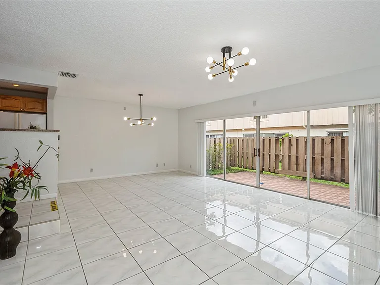 8208 NW 8th Pl — Photo 7