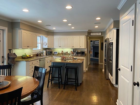 3rd image of 1202 Parliament Ct