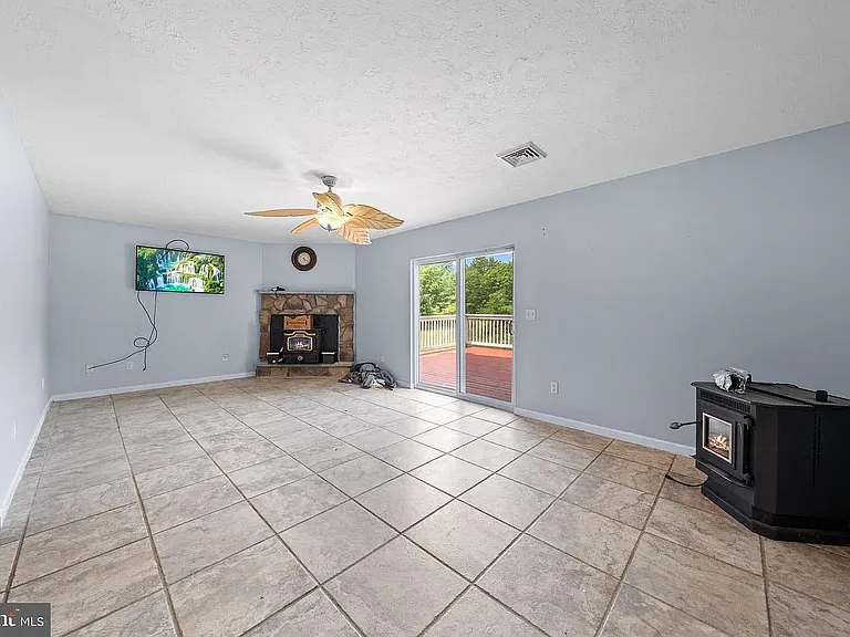 1019 Cricket Ln — Photo 14
