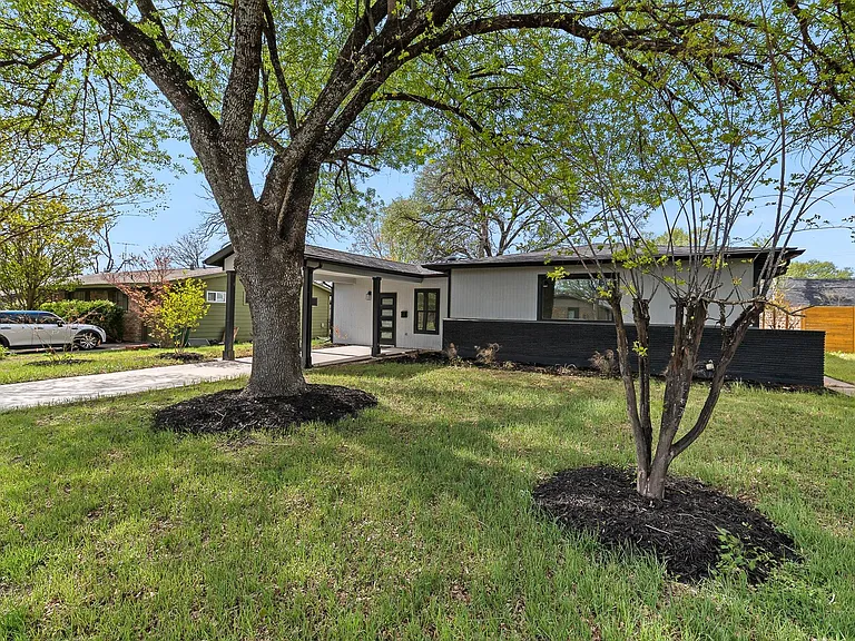 1307 Yorkshire Dr — Photo 2
