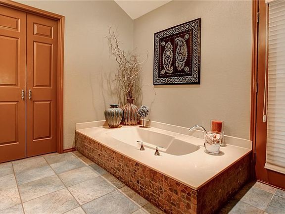 5th image of 4113 Lake Breeze Dr