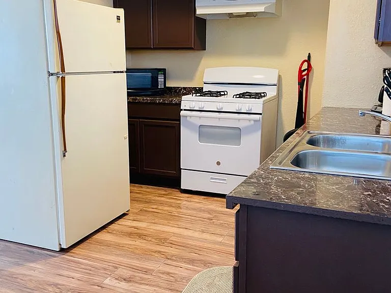 525 E Ridgecrest Blvd — Photo 5