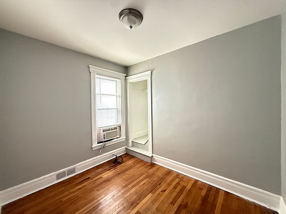 4th image of 4858 Commonwealth St #2