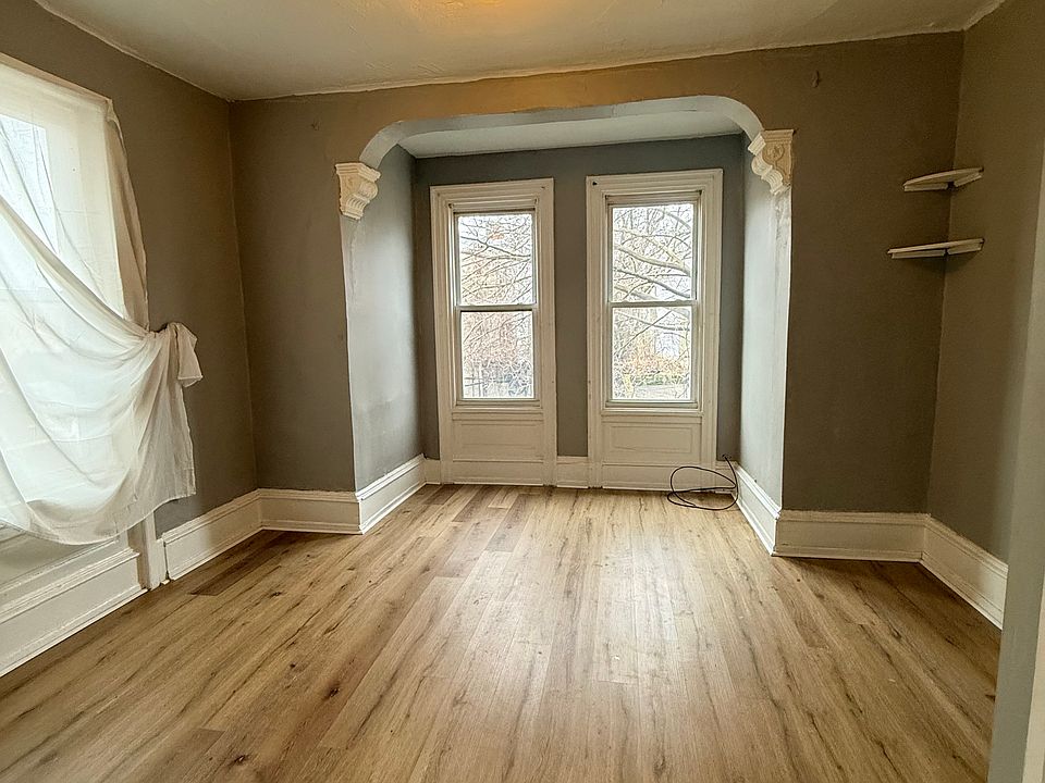 2nd image of 4632 Woodland Ave APT 2R