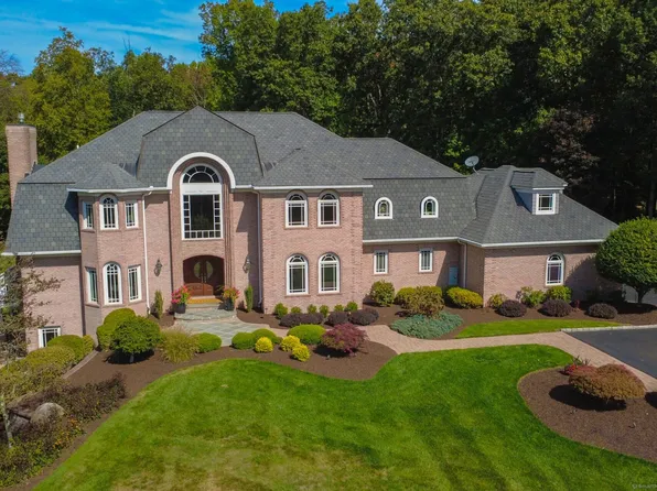 40 Whispering Hollow Court, Cheshire, CT 06410