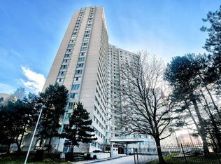 3700 Kaneff Cres #609, Mississauga, ON L5A4B8