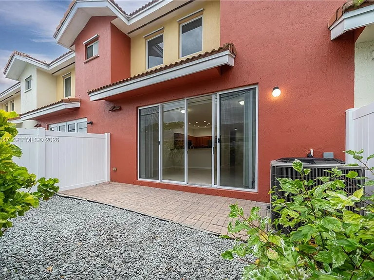 5327 SW 40th Ave — Photo 18