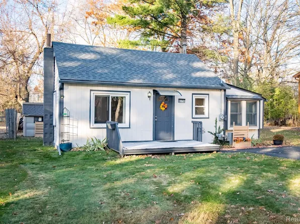 8370 Arlis St, Commerce Township, MI 48382