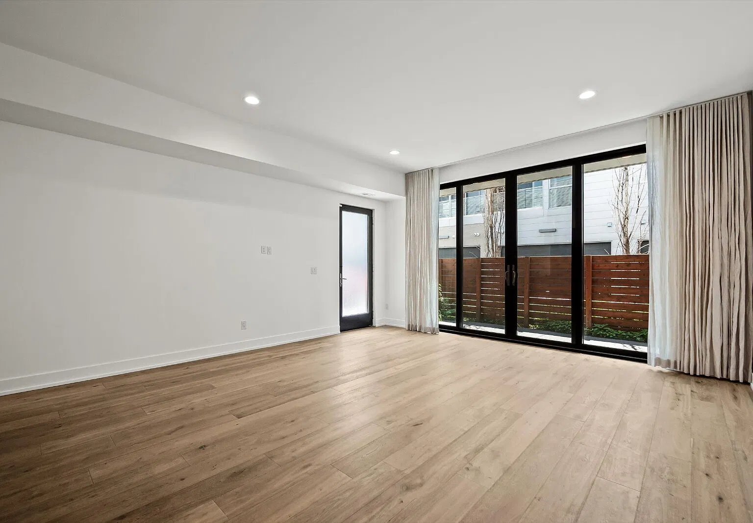 3 bed, 3.5 bath, 2425 sqft, $4,495 — Photo 4