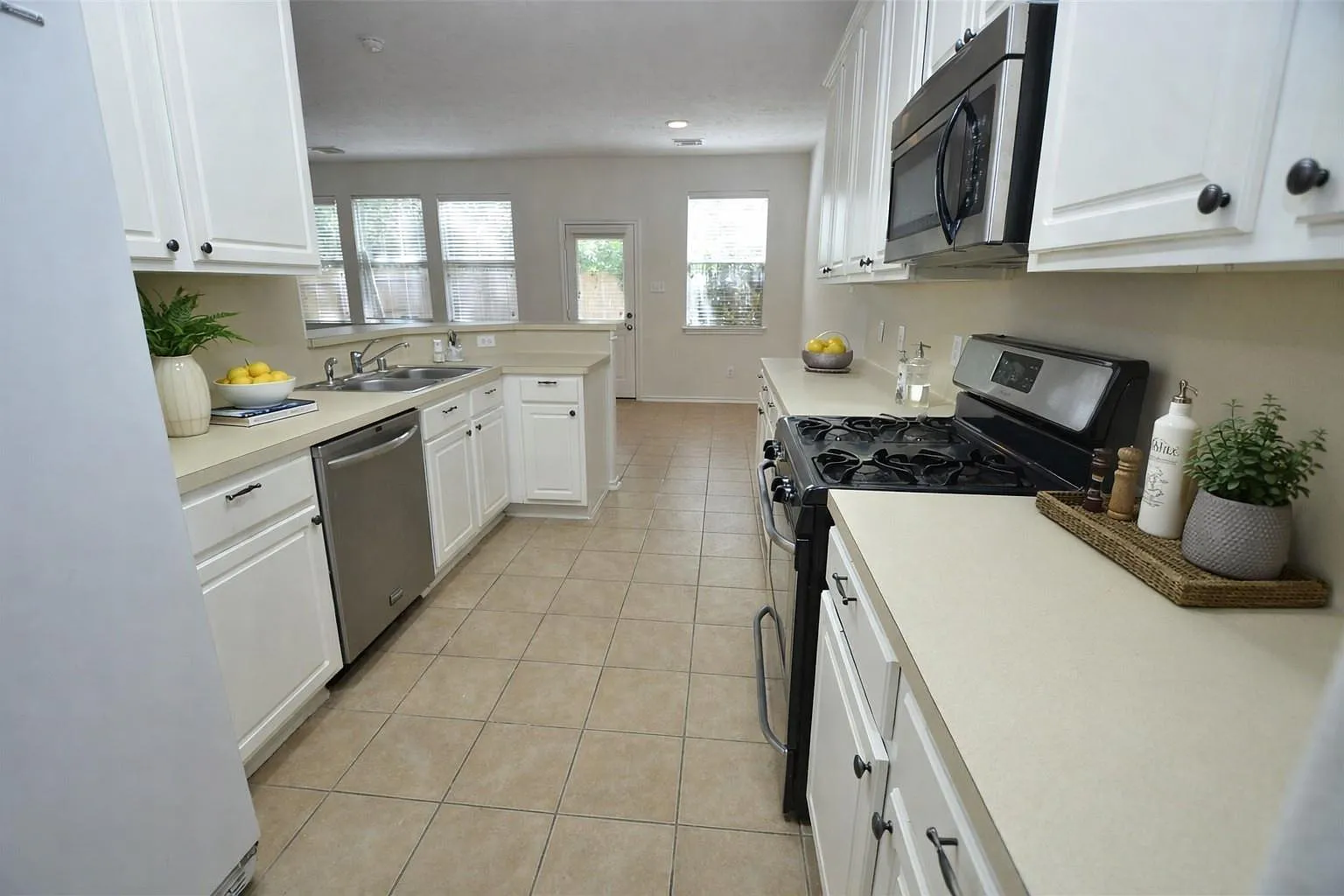 3 bed, 2.5 bath, 1696 sqft, $1,800 — Photo 3