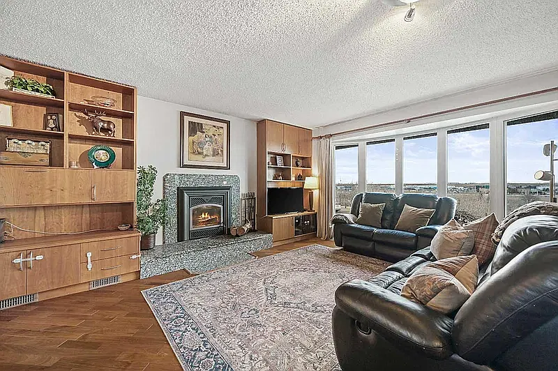 Beautifully maintained and extensively upgraded home — Photo 1