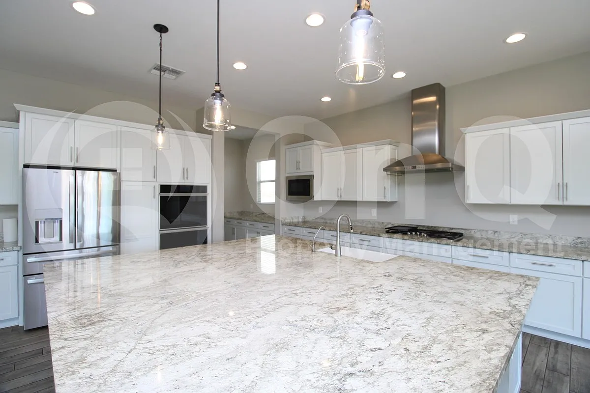 3 bed, 3.5 bath, 3383 sqft, $3,499 — Photo 3
