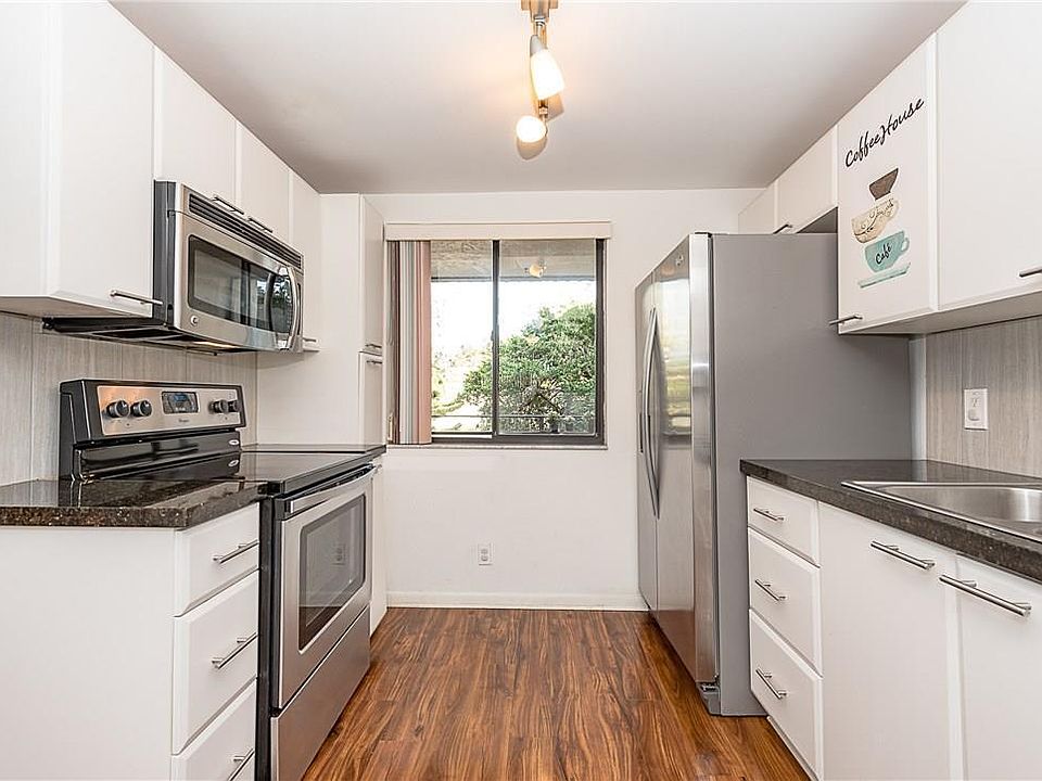 1st image of 417 Lakeview Dr APT 205