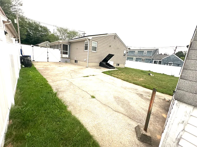 8 Ashby St — Photo 28