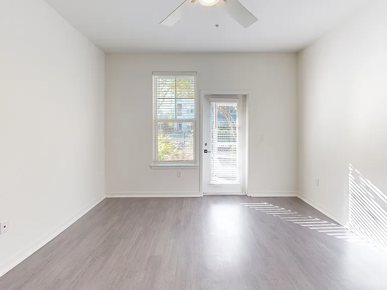 Essex Luxe Apartments — Photo 43
