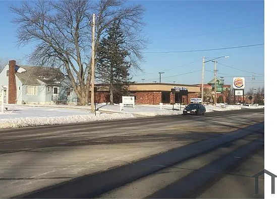 1490 W River Rd N — Photo 1