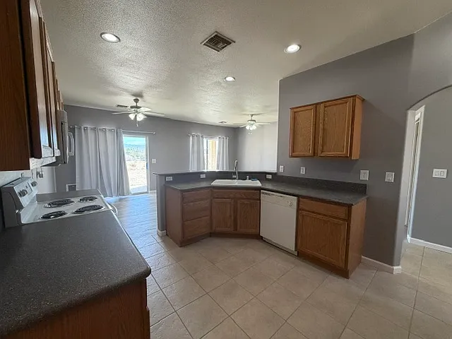 3 bed, 1356 sqft, $1,700 — Photo 2