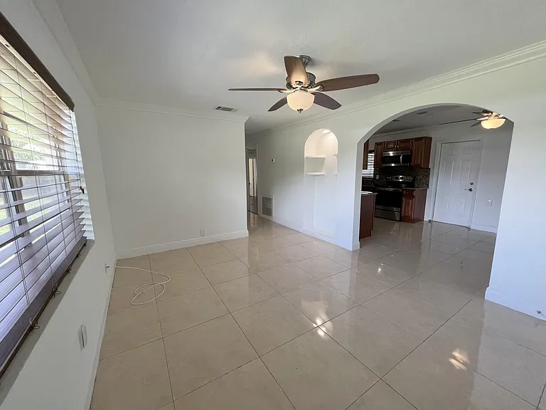 310 Dickson Dr — Photo 2