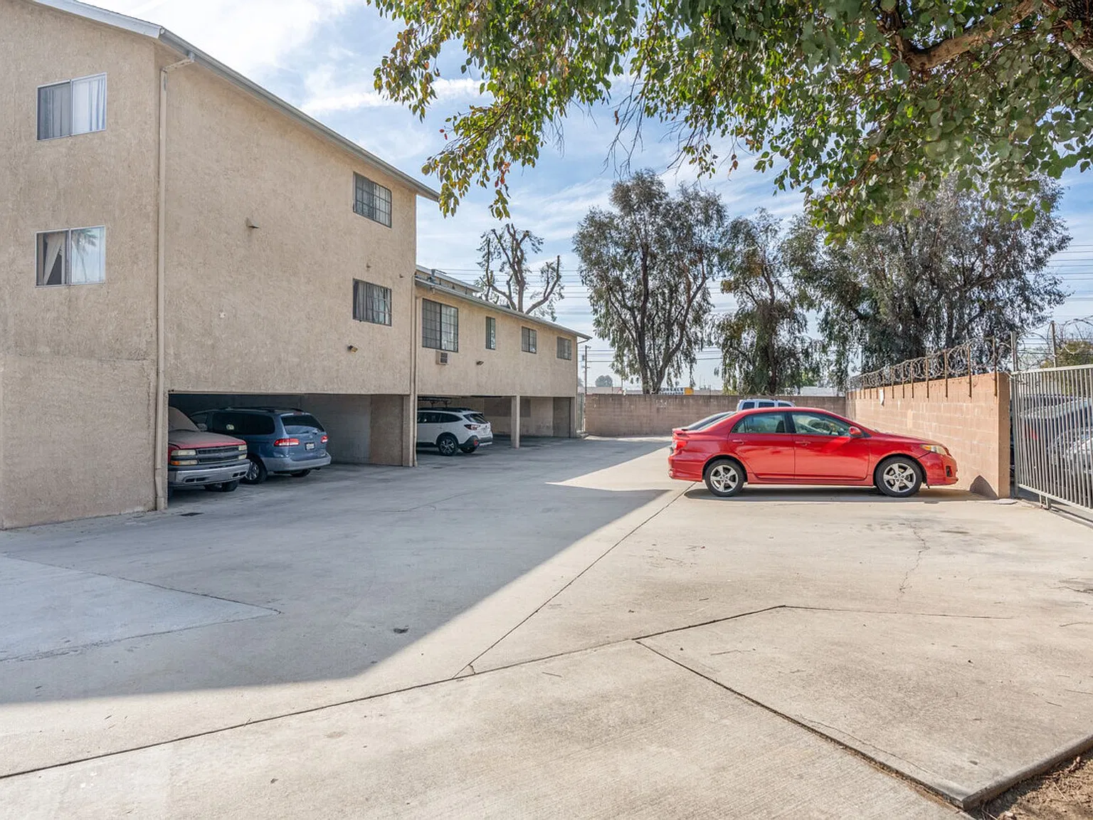 Laurel Canyon Apartments — Photo 2