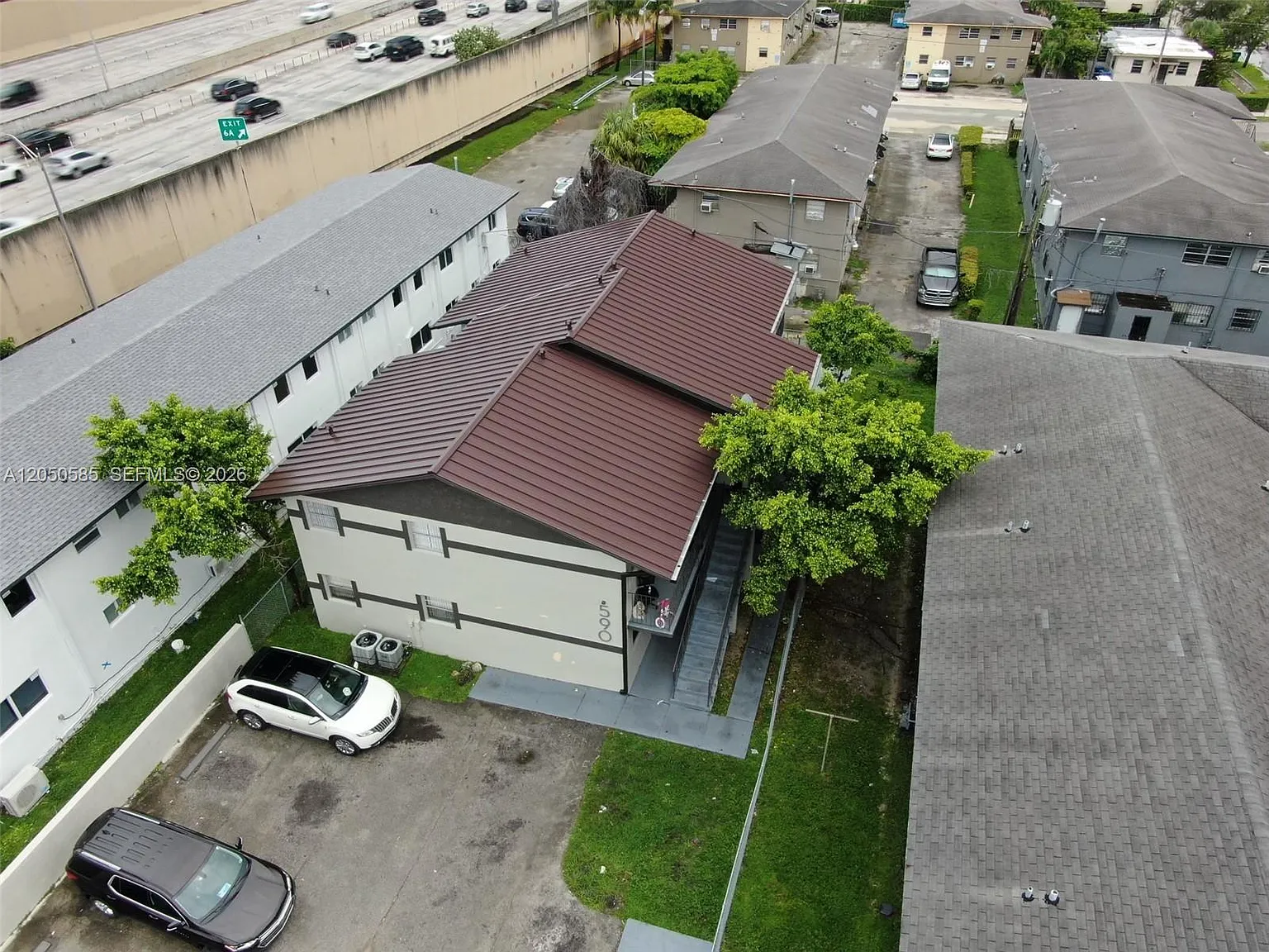 Universal 590 Condo — Photo 1