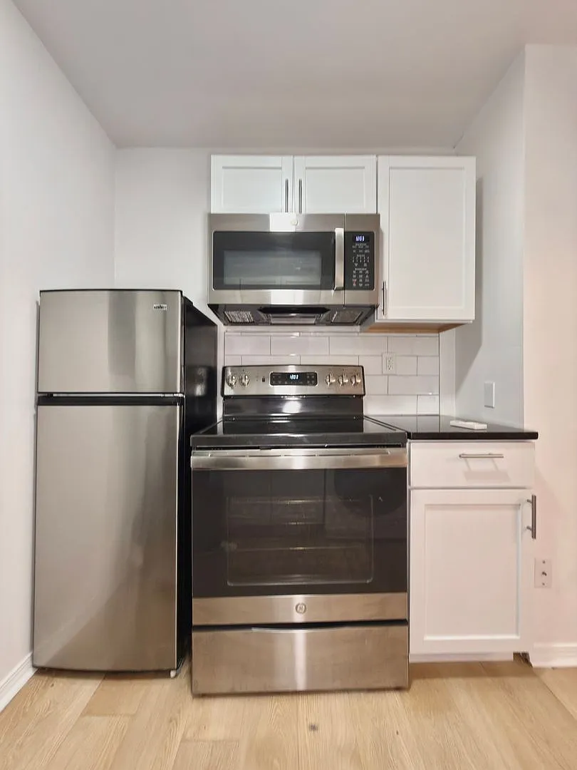 Studio, 1.0 bath, $895 — Photo 4