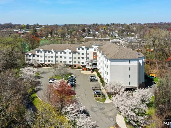 189 Forest Ave #108, Paramus, NJ 07652