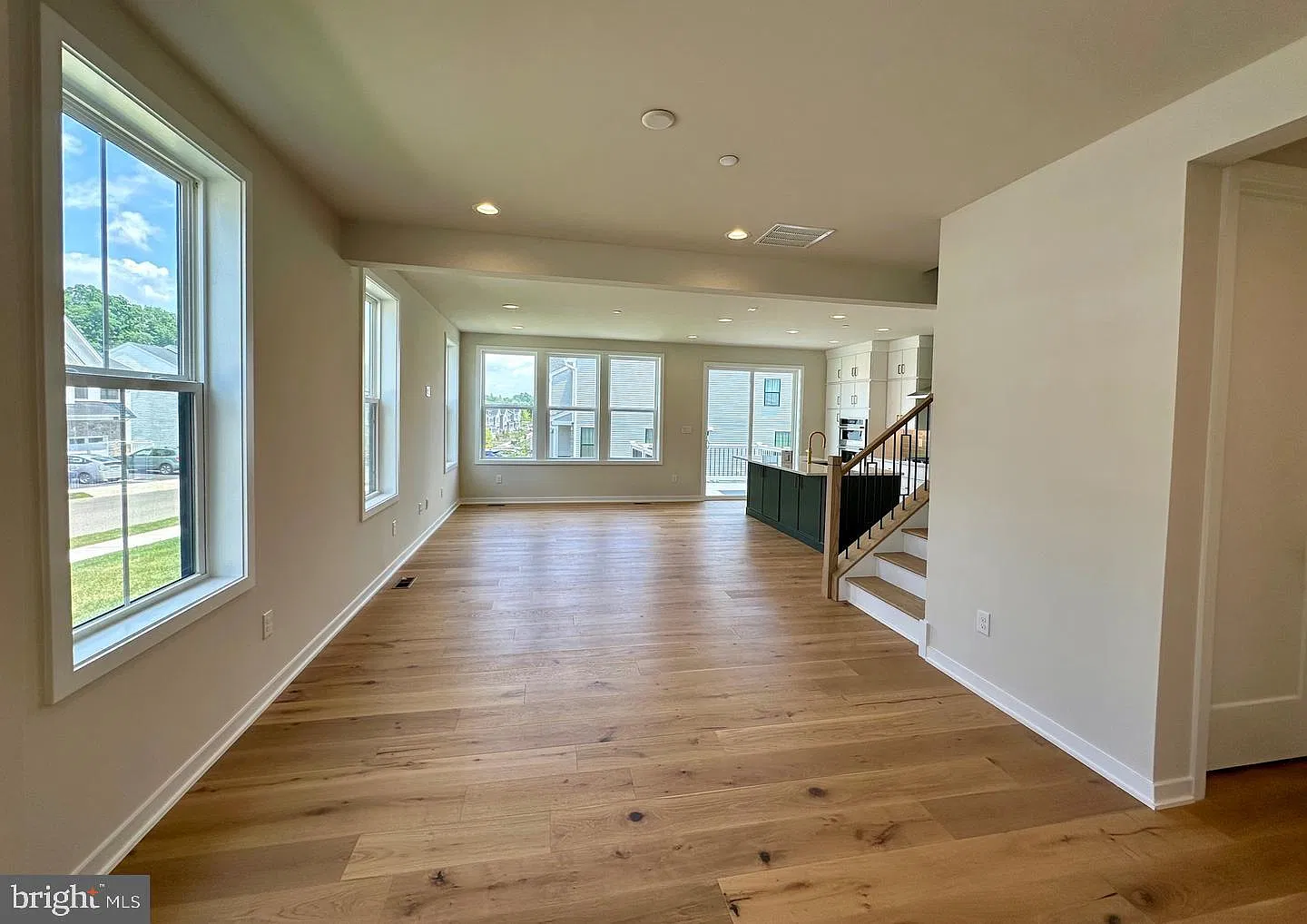 3 bed, 2.5 bath, 2355 sqft, $4,300 — Photo 2