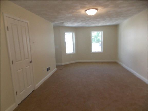 3rd image of 284 Liberty Ln