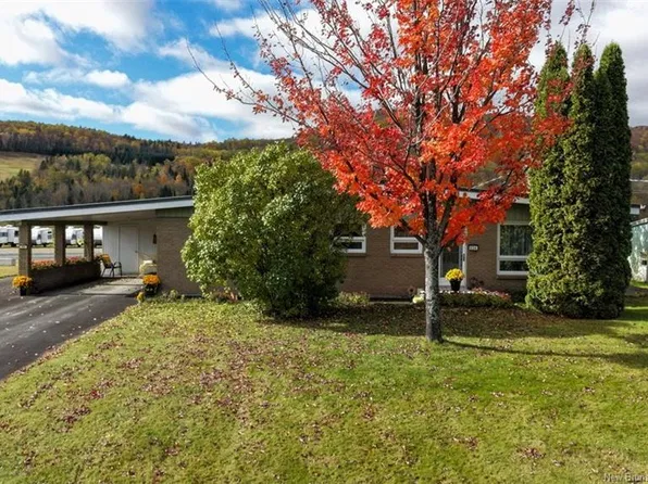654 Isidore Boucher Blvd, Edmundston, NB E7B 1Y4