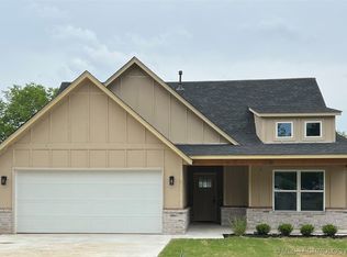 400 W Muskogee Ave, Chouteau, OK 74337