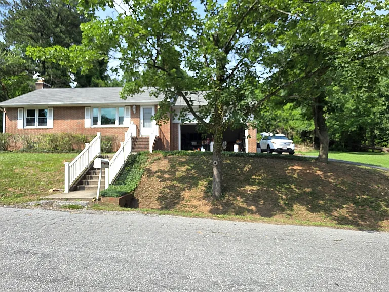1405 Woodside Ave — Photo 2