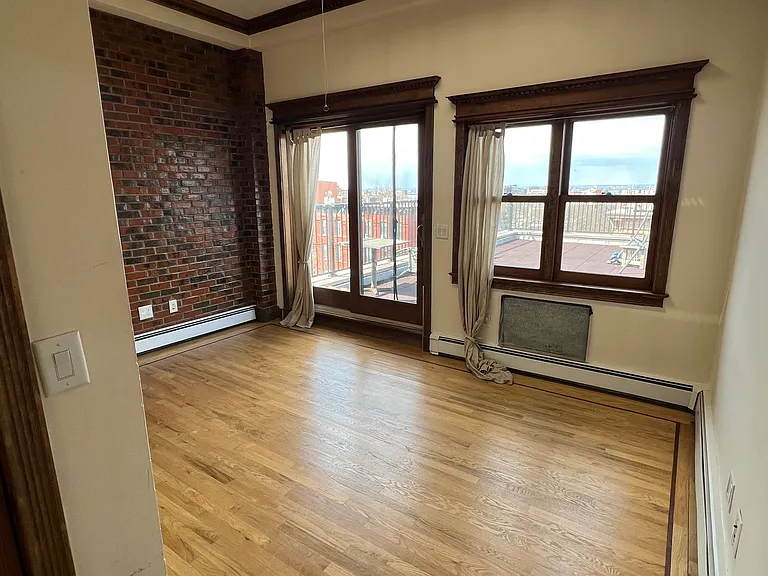 377 14th St #PENTHOUSE — Photo 2