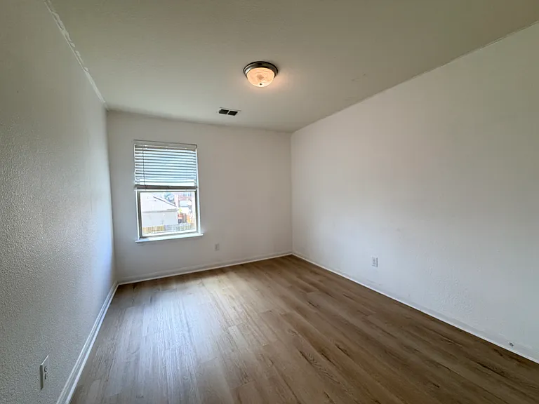 140 Collin St — Photo 15