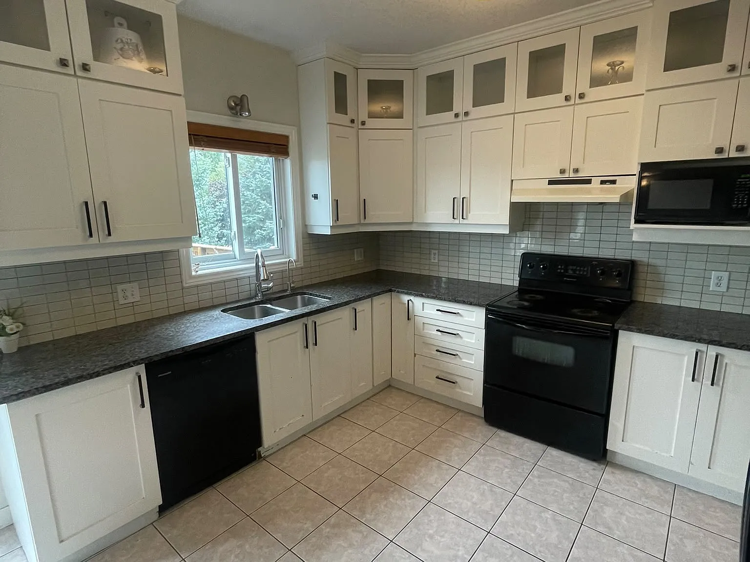 3 bed, 2.5 bath, 2200 sqft, $2,799 — Photo 4
