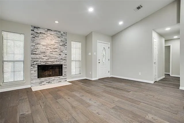 1906 Village Creek Dr — Photo 2