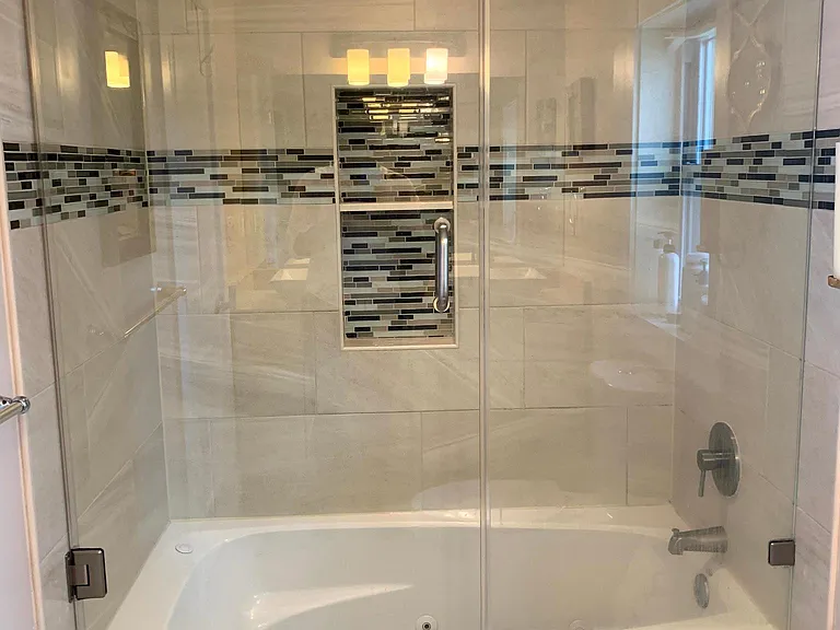 Master tub with jacuzzi