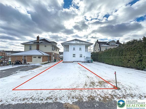 3rd image of 606 Iron St