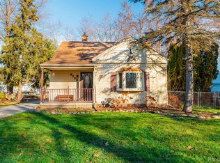 9386 Whitall Ln, Grosse Ile, MI 48138