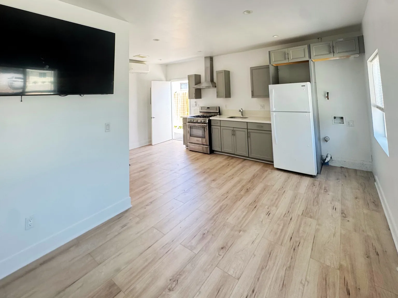 2 bed, 720 sqft, $2,449 — Photo 3