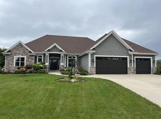 10130 S Barrington Dr, Oak Creek, WI 53154