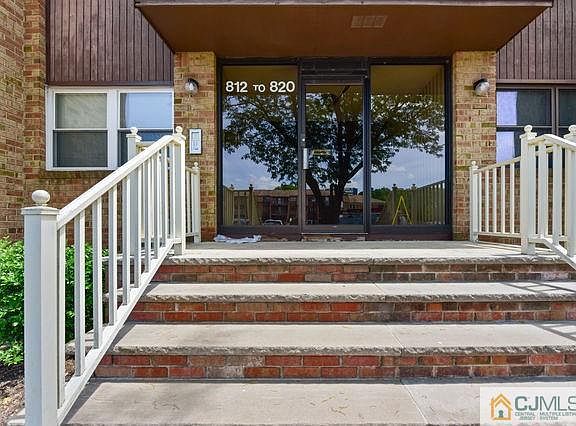 2nd image of 820 Sharon Garden Ct