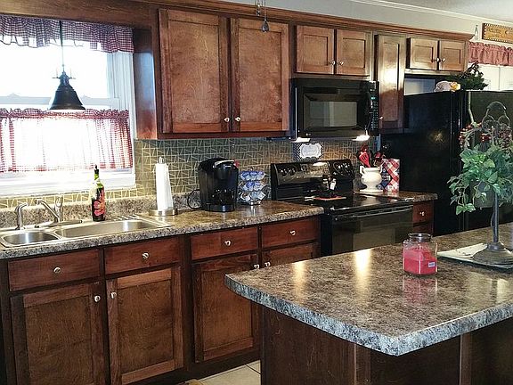 3rd image of 2225 Malibu Dr SE
