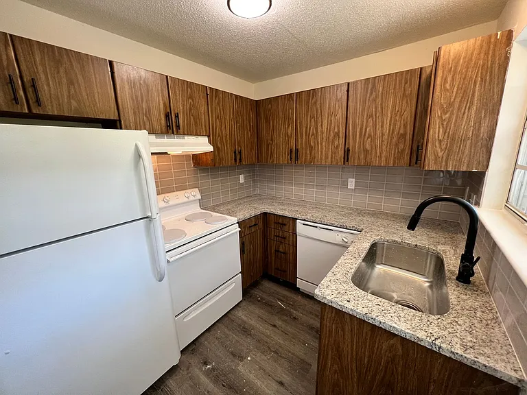 Sunset Rock Apartments — Photo 25