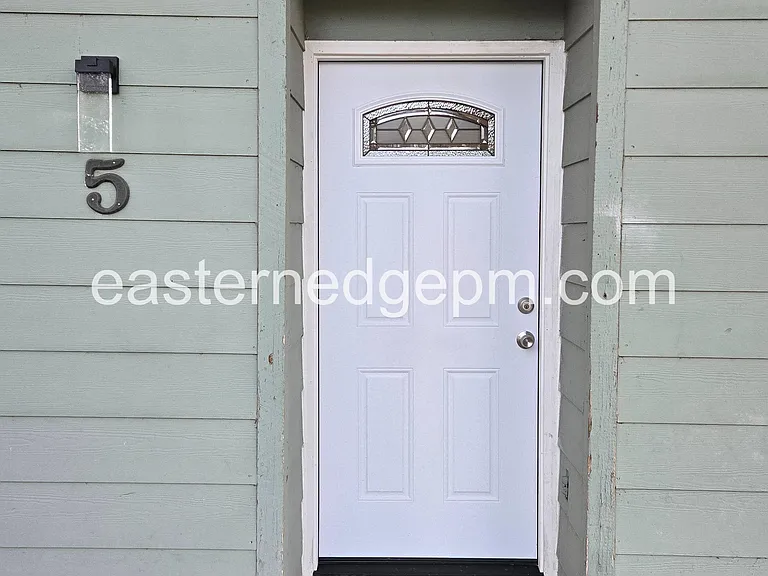 630 SW 24th St #5 — Photo 7