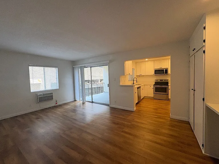 1518 E 3rd St — Photo 11